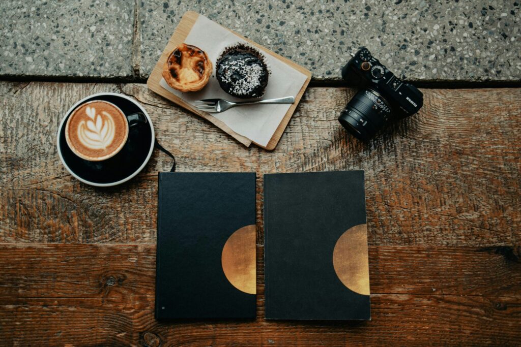コーヒーや本など自分時間をゆっくり楽しめるモノの画像