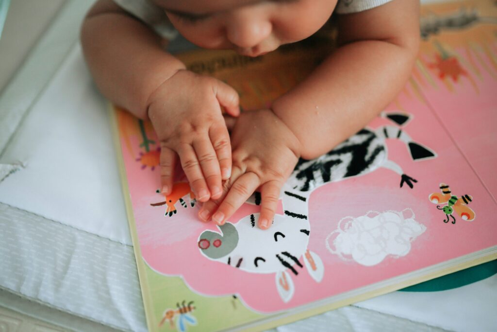 子どもが絵本を触っている様子