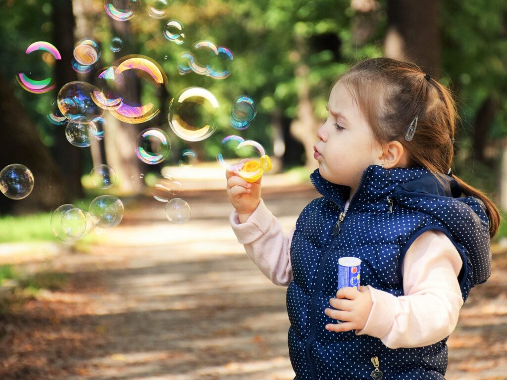 子どもがシャボン玉で遊んでいる様子