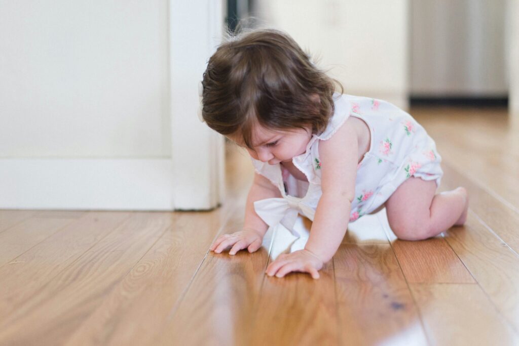 子どもがハイハイしている様子
