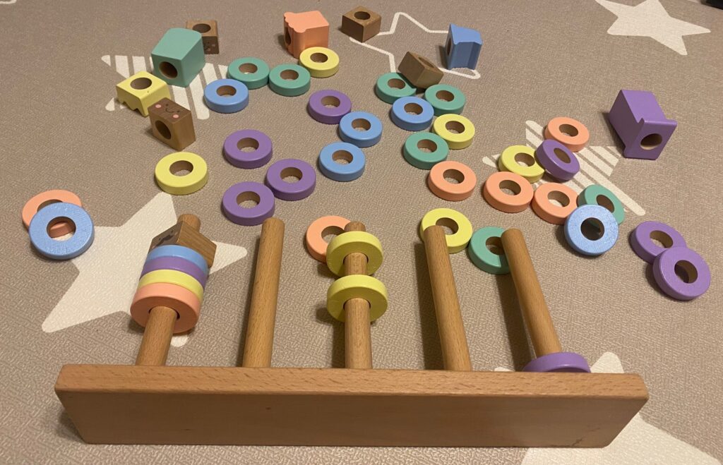 息子がはじめてのつみきRING10を遊んだ後つみきが散らかっている写真