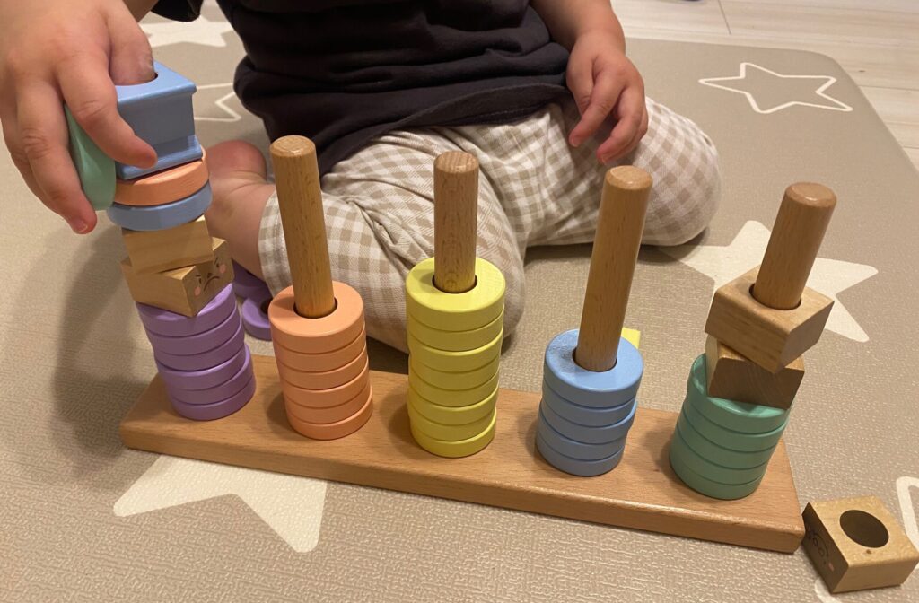 息子がはじめてのつみきRING10で遊んでいる写真