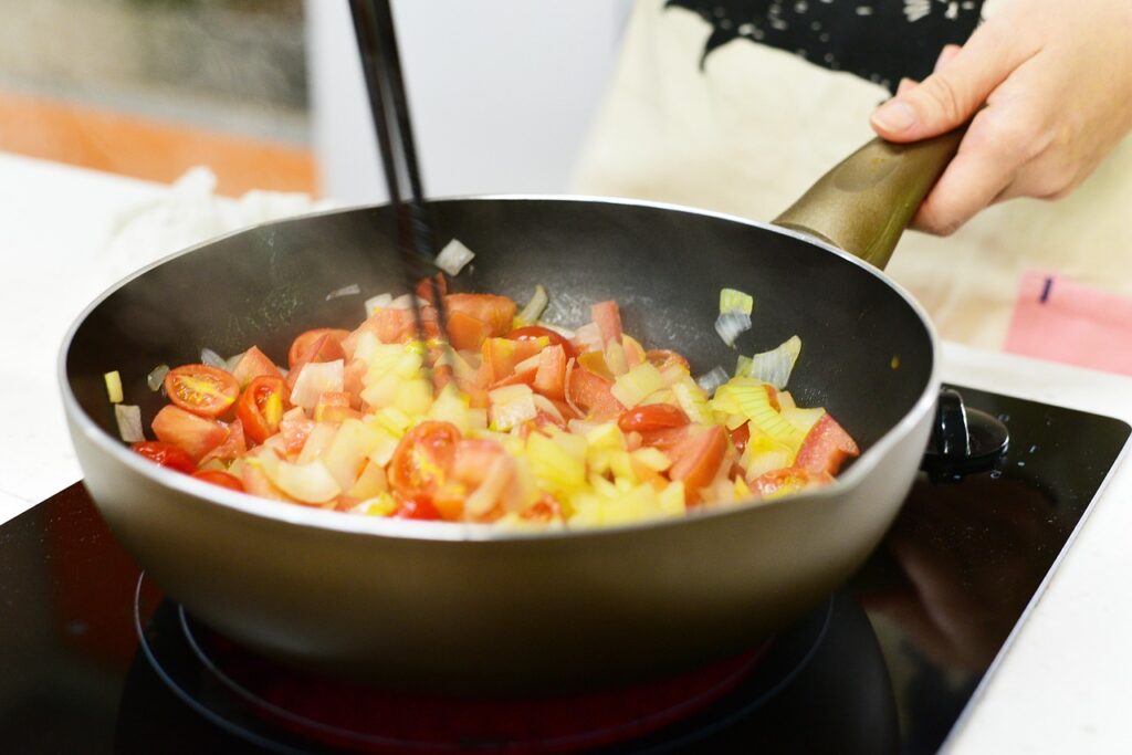 作り置きのための料理をしている様子