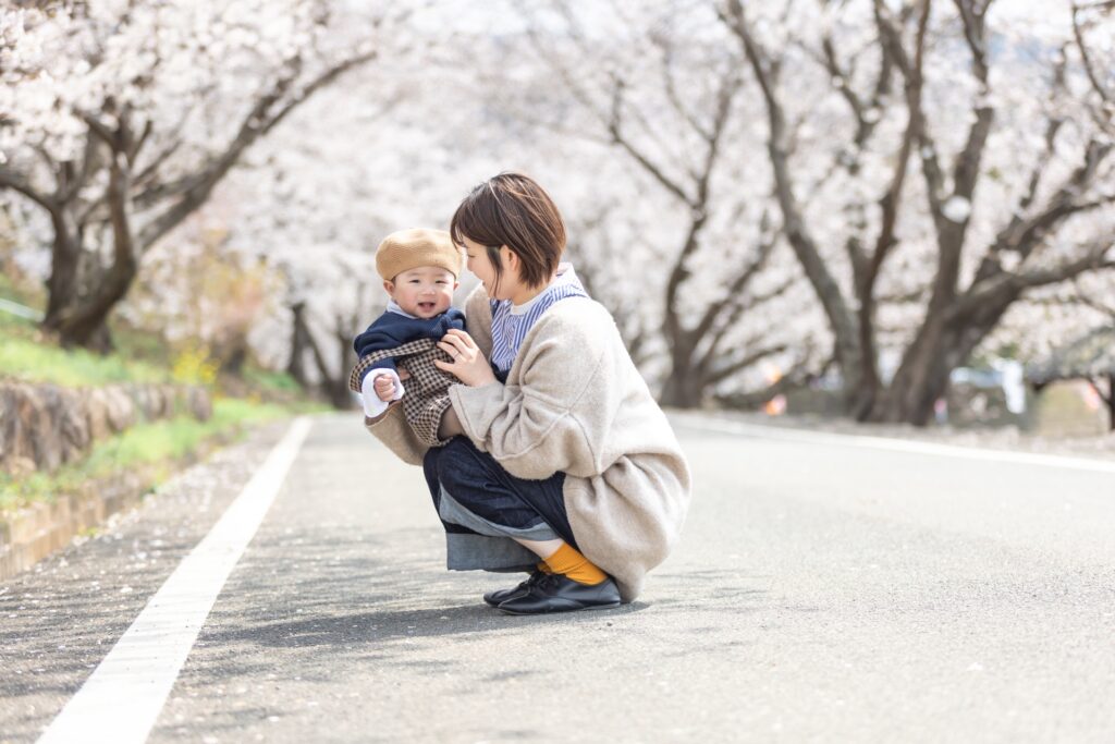ママと子どもがお外で幸せそうにしている写真