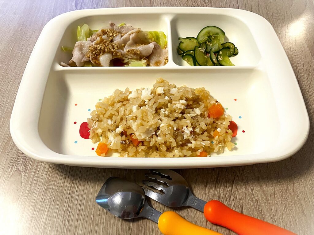子供用のワンプレートご飯の画像