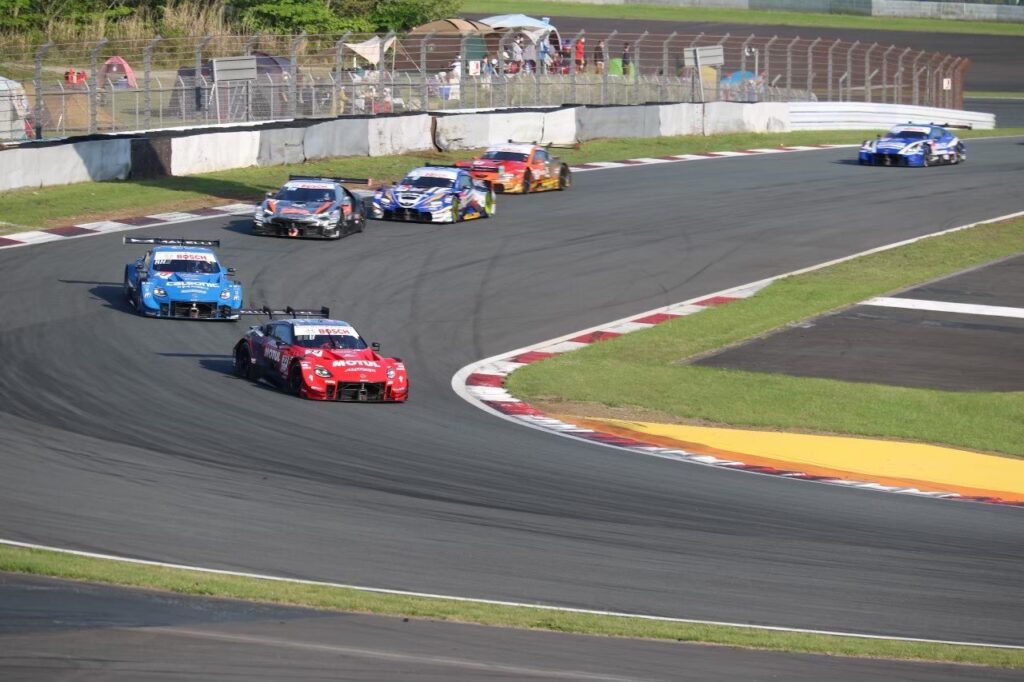 富士スピードウェイのSUPERGTのレースカーの写真
