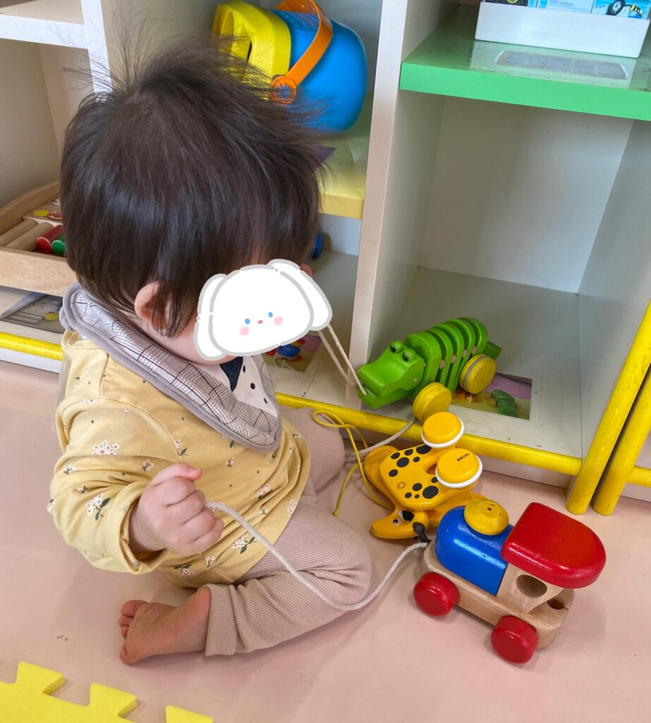 児童館のおもちゃで遊んでいる長男の写真