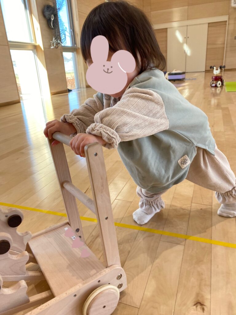 よく行っている児童館のおもちゃで遊ぶ長男の写真