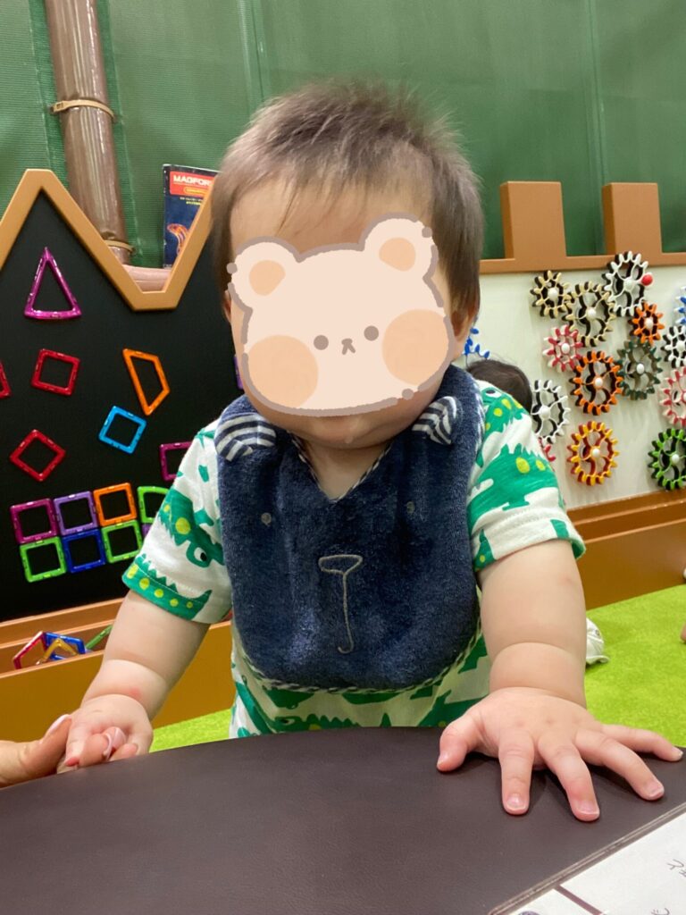 近所のショッピングモールの子供向けスペースで遊んでいる長男