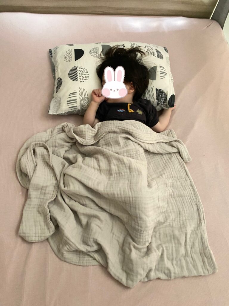 お昼寝中の1歳長男