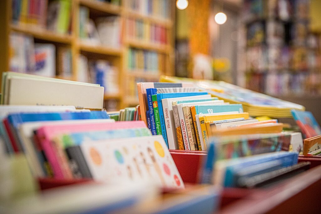 児童館や図書館をイメージする本棚の画像