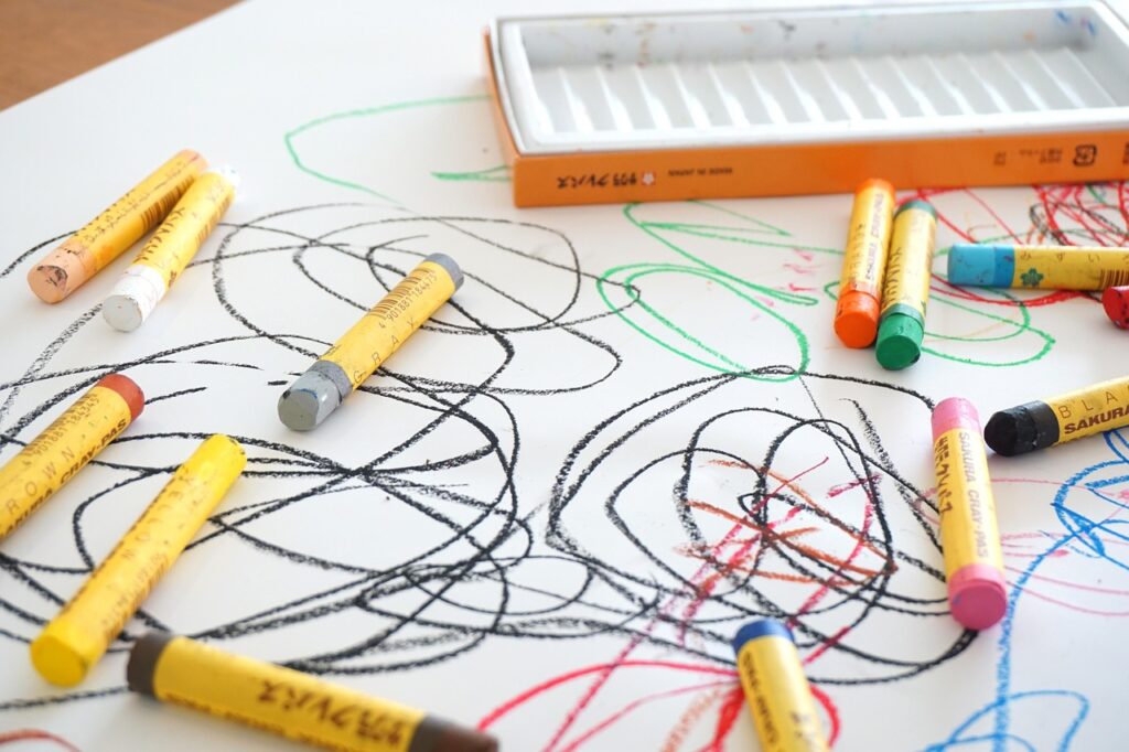 子どもクレヨンで書いたお絵かきの写真
