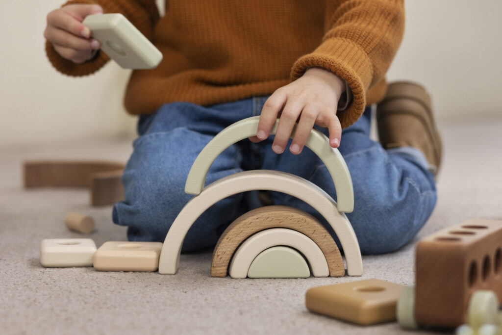 子どもはおうちで積み木遊びをしている画像