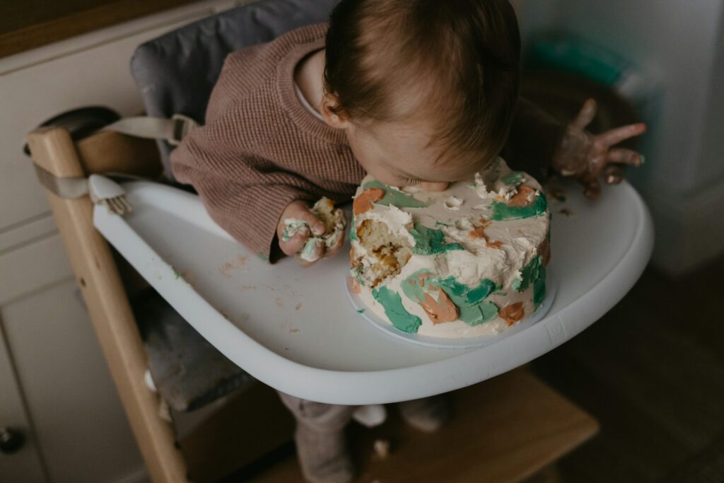 手でグチャグチャにしてからご飯に顔からかぶりつく子ども
