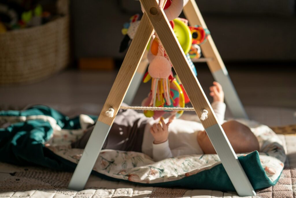 子どもがおもちゃで遊んでいる様子