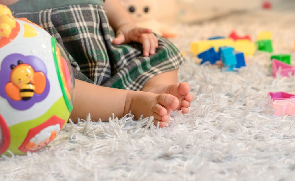 子どもがおもちゃで遊んでいる様子