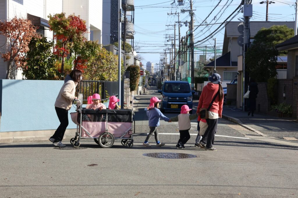 保育園児がお散歩している様子