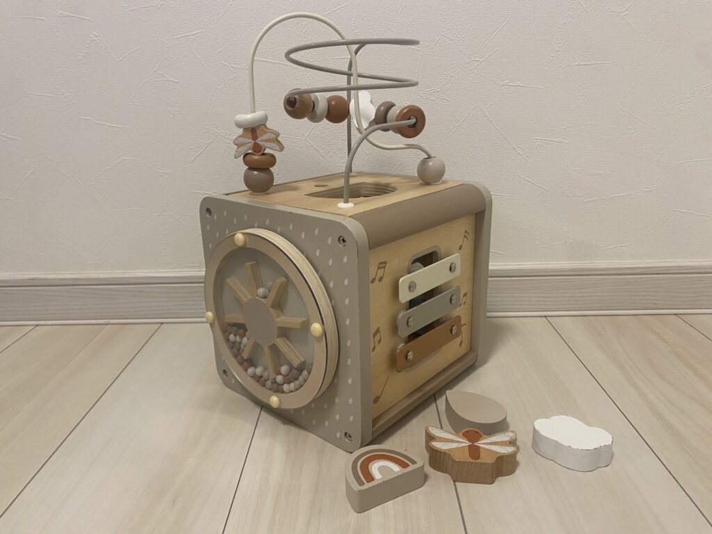 息子が愛用中のエデュテのアクティビティキューブを撮影した写真⑤