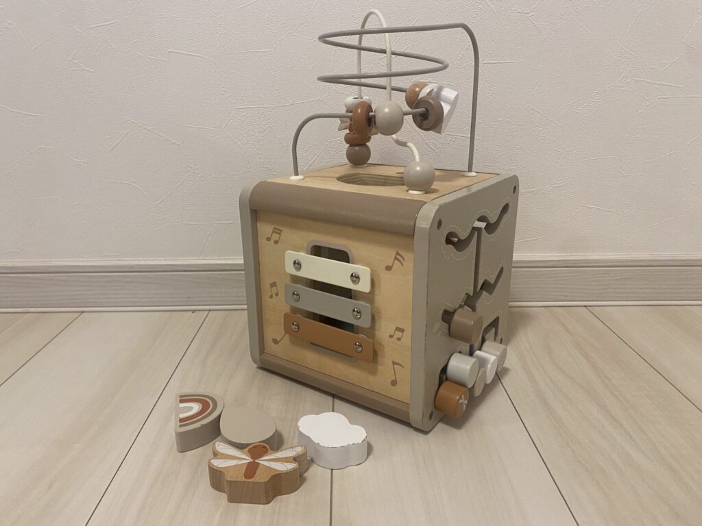 息子が愛用中のエデュテのアクティビティキューブを撮影した写真①