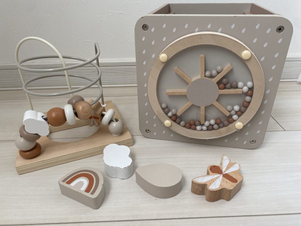 息子が愛用中のエデュテのアクティビティキューブを撮影した写真②