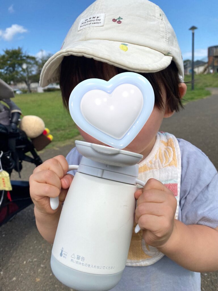 長男が公園でラクマグステンレスで水分補給をしている写真②