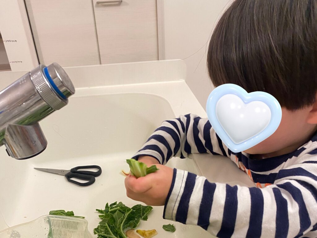 シンクで野菜をひたすらちぎっている2歳長男