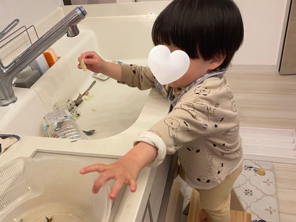 踏み台を持ってきてとにかくキッチンでお手伝いがしたい2歳長男