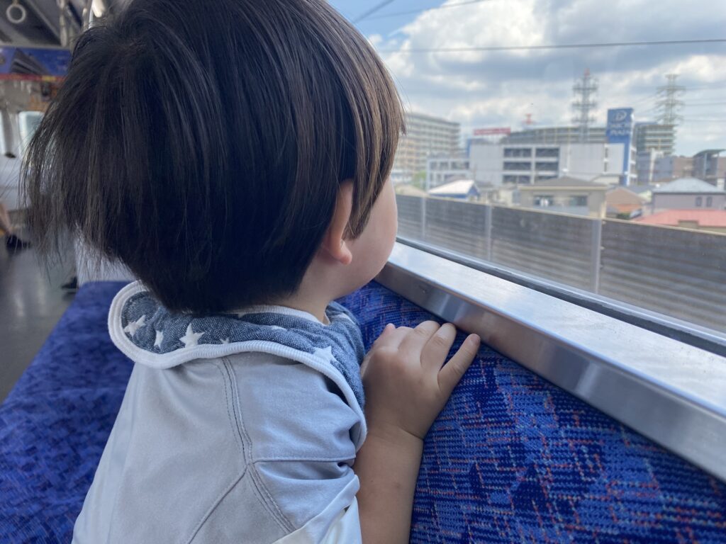 発達相談センターへ電車に乗って向かっている2歳長男
