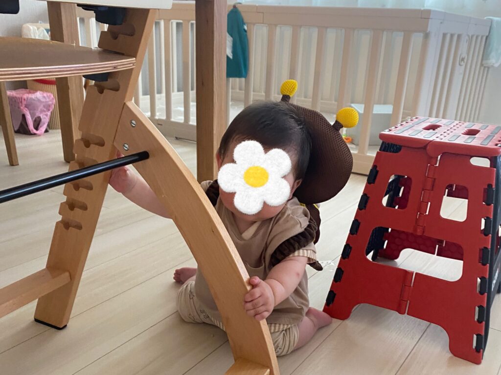 長男が転倒防止リュックを背負って植わっている写真