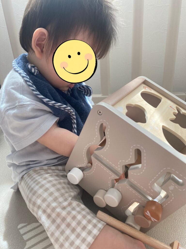スタイをしてる長男が遊んでいる写真