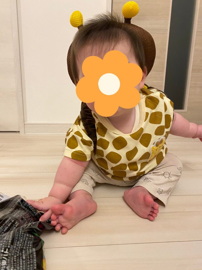 ミツバチの転倒防止リュックを背負っていたずらをしている長男の写真