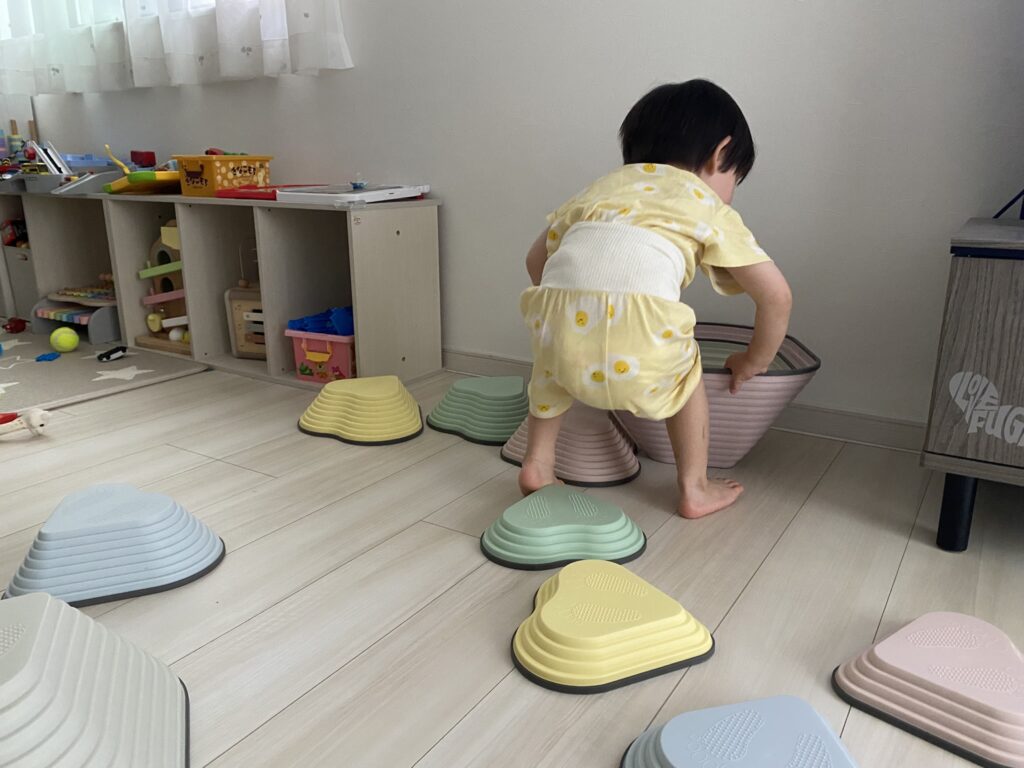 バランスストーンを自分で並べている長男の写真