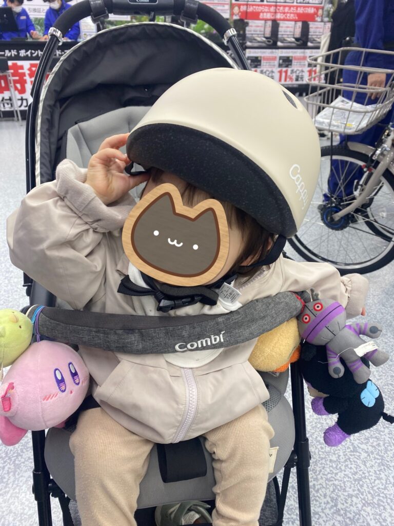 販売店でヘルメットの試着をしている長男