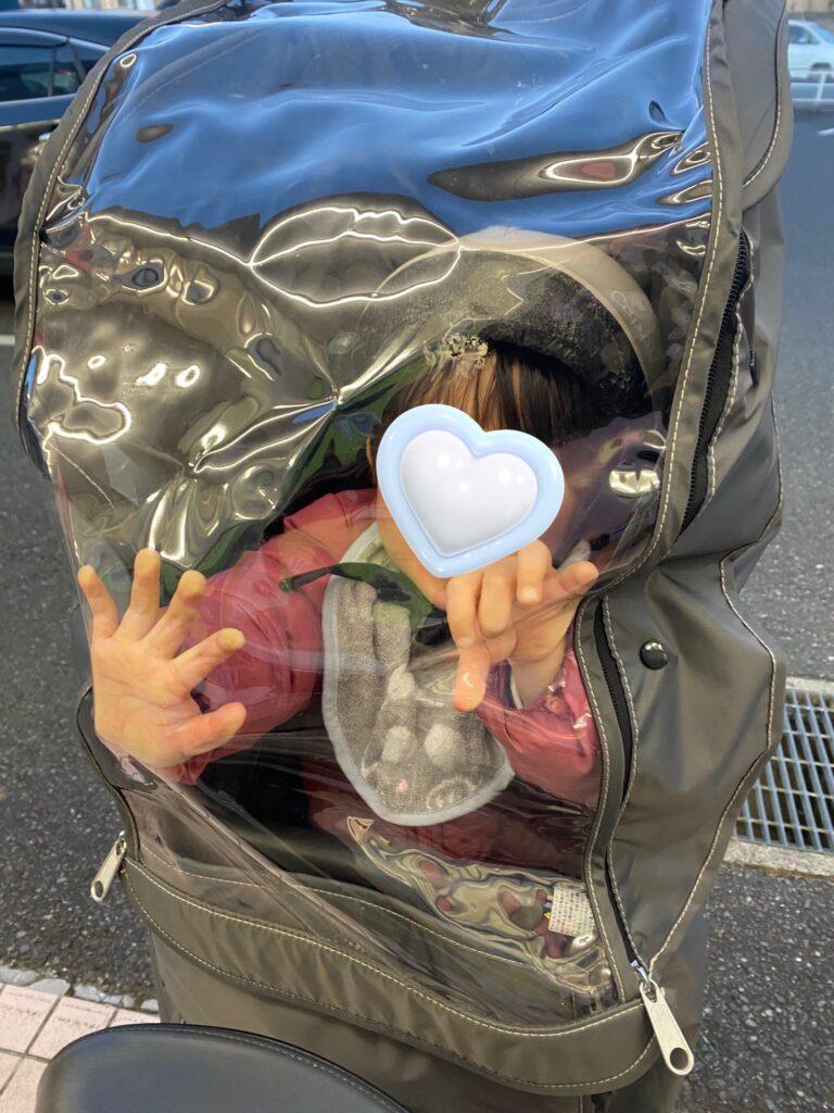 レインカバーをしているビッケモブに乗っている長男の写真