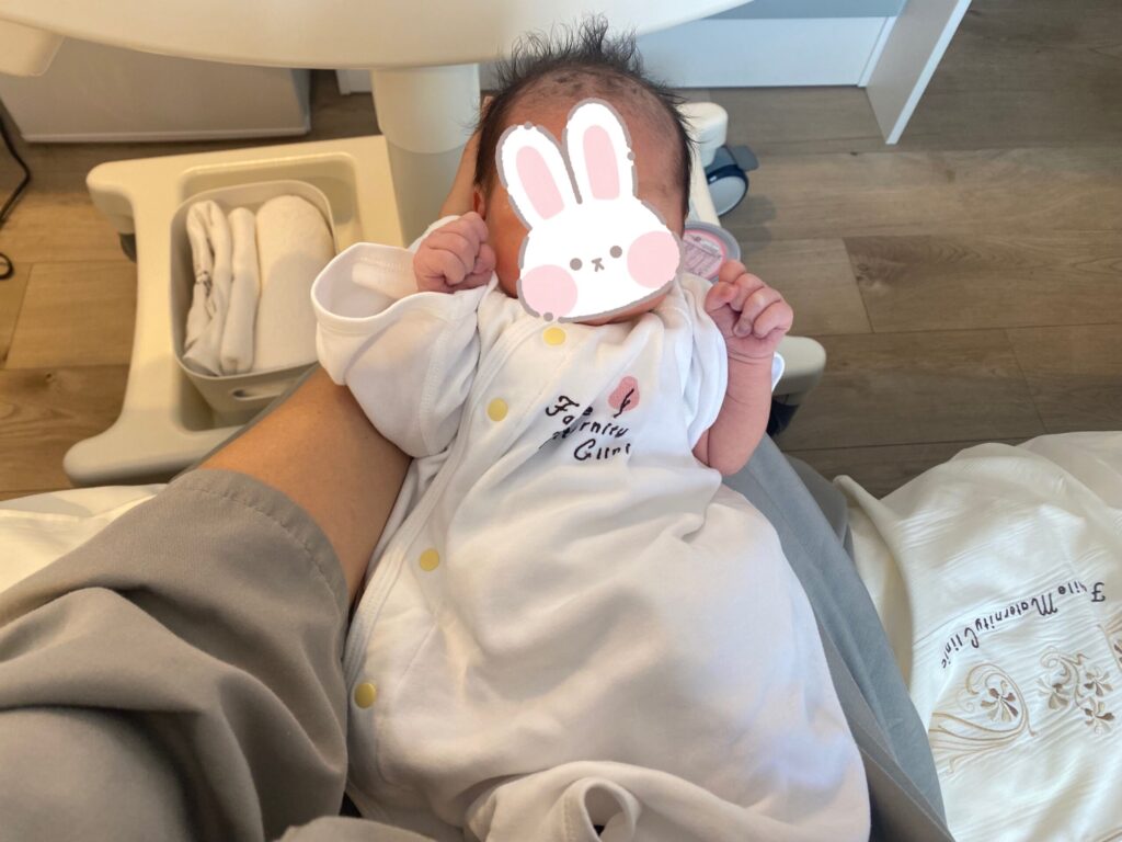生まれて4時間の長女の写真
