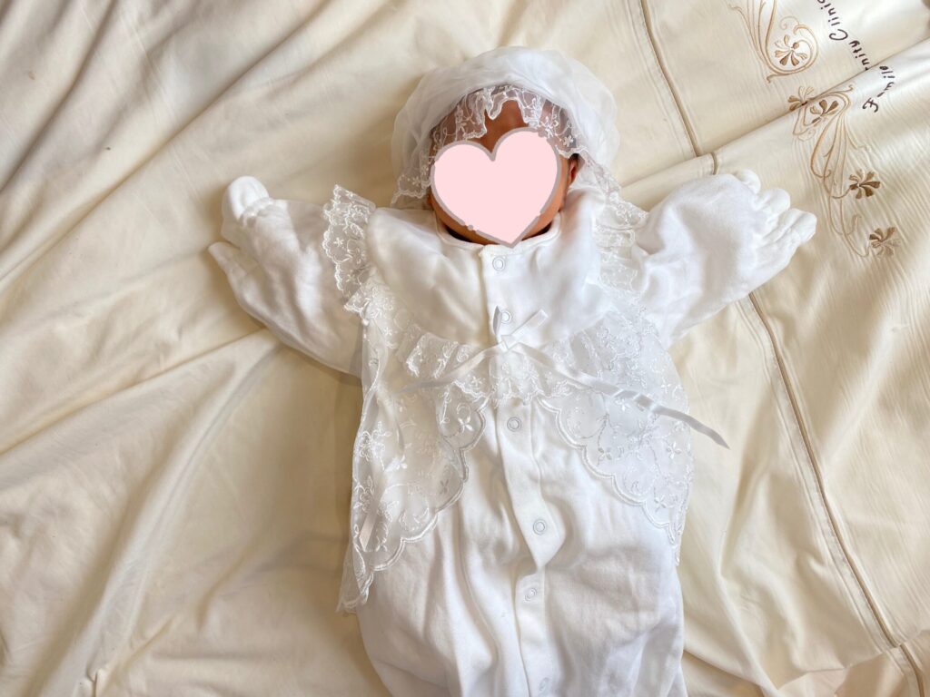 退院のため、セレモニードレスに着替えた長女の写真