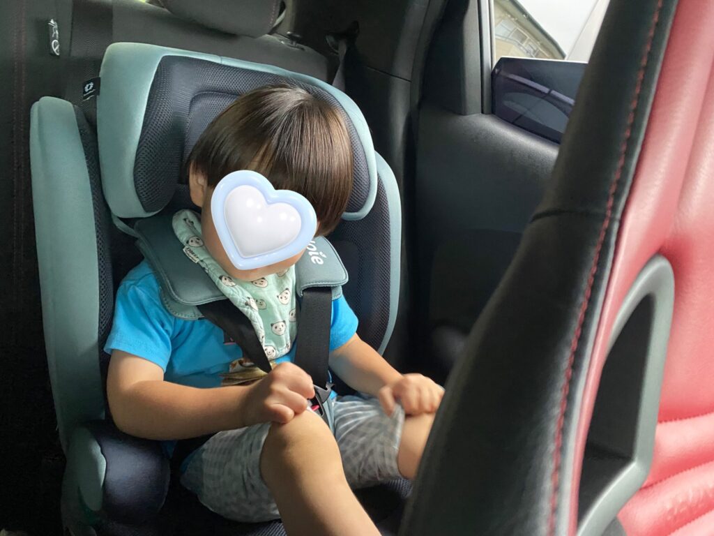 長男がJoieのエレベートR129に乗っている写真①