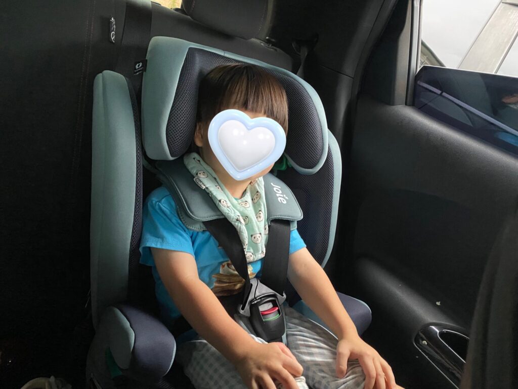 長男がJoieのエレベートR129に乗っている写真②