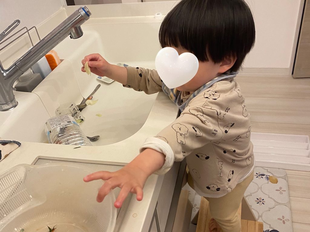 長男がキッチンでお手伝いをしている写真